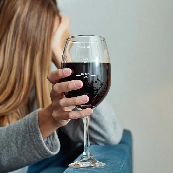 Copa de vino con estados de ánimo ¿Qué tal tu día?