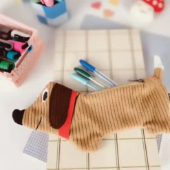 Estuche en forma de perro salchicha