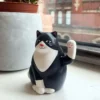 Gato solar que mueve la pata