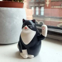 Gato solar que mueve la pata