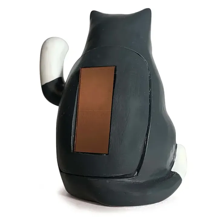 Gato solar que mueve la pata