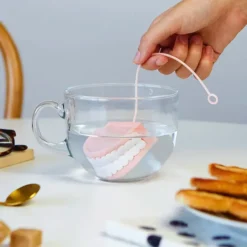 Infusor de té en forma de dentadura