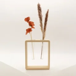 Jarrón minimalista de madera con dos tubos de laboratorio