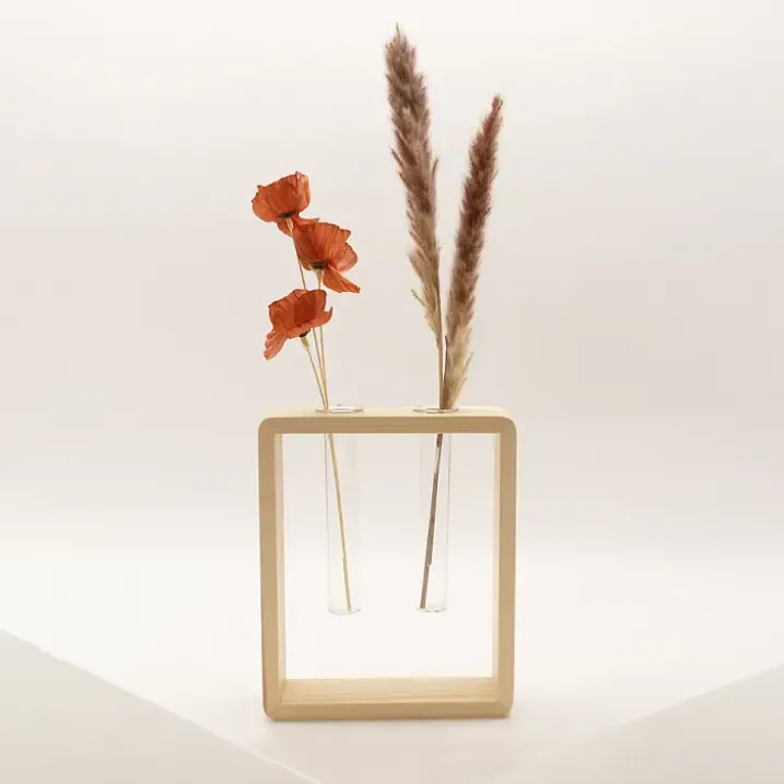 Jarrón minimalista de madera con dos tubos de laboratorio