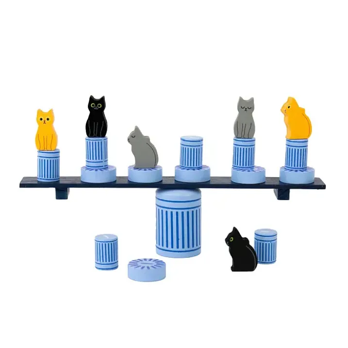 Juego de equilibrio con gatitos callejeros