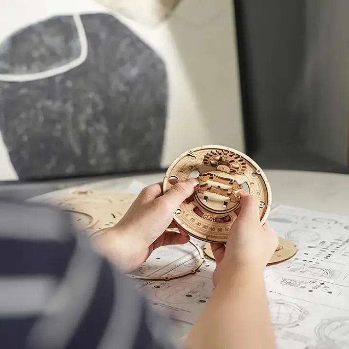 Kit para construir un globo terráqueo con luz