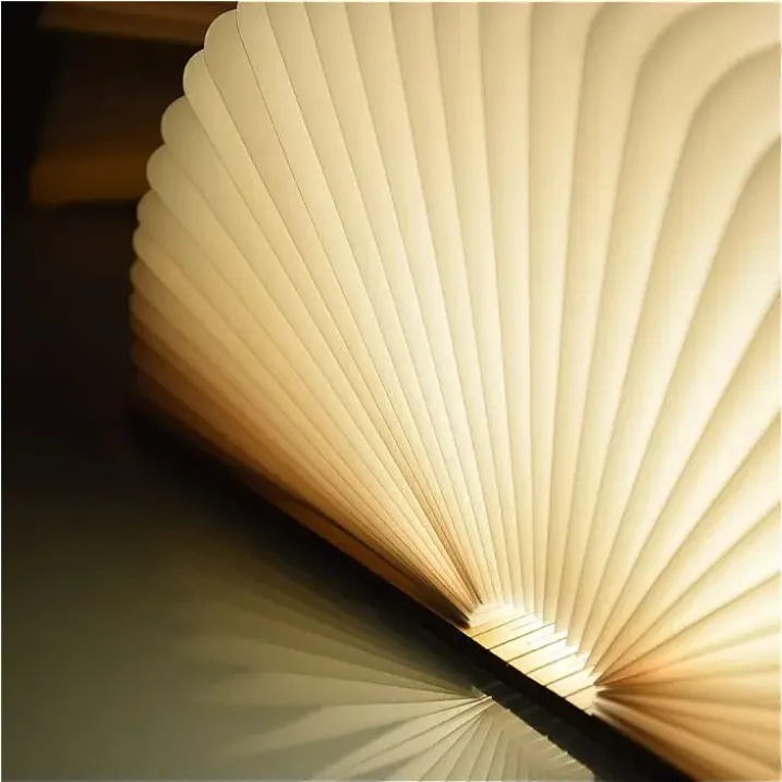 Lámpara libro que se ilumina al abrirse