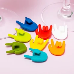 Marcadores de copas en forma de manos rockeras