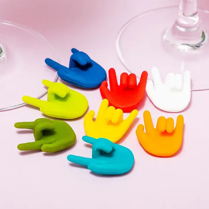 Marcadores de copas en forma de manos rockeras