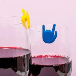 Marcadores de copas en forma de manos rockeras