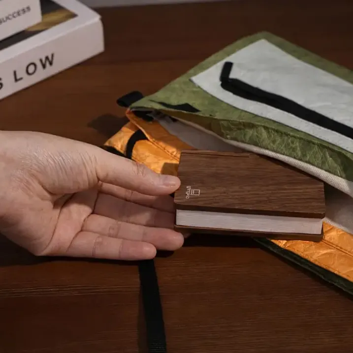 Mini lámpara libro que se ilumina al abrirse