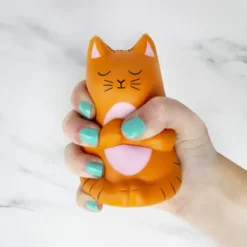 Pelota antiestrés con forma de gato meditando