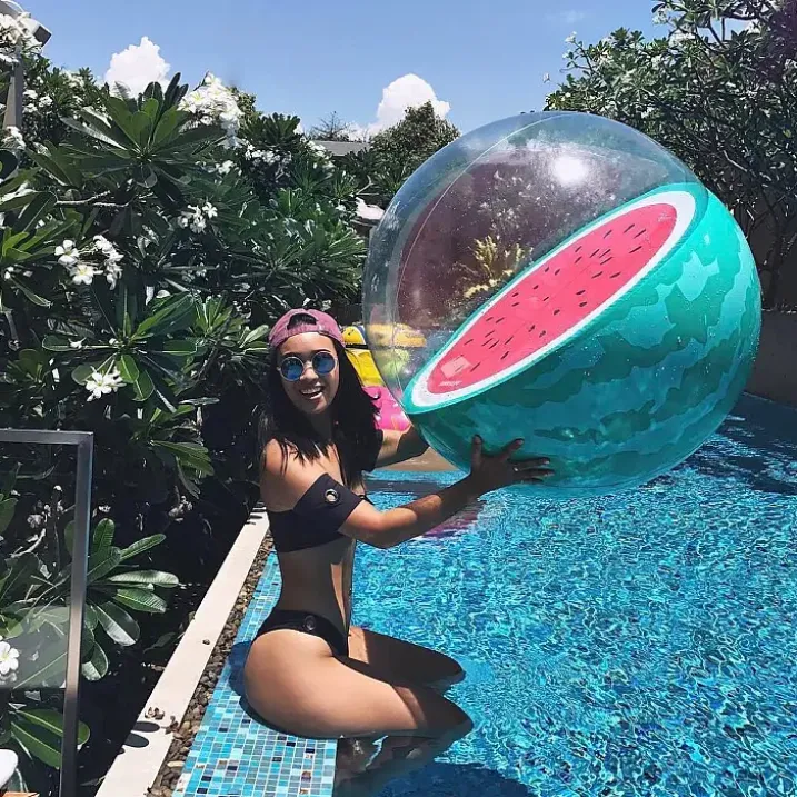 Pelota de playa gigante con sandía en 3D