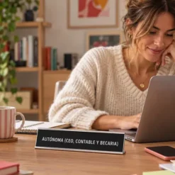 Placa de escritorio AUTÓNOMA (CEO, CONTABLE Y BECARIO)