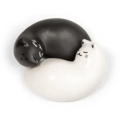 Salero y pimentero con forma de gatos ying y yang