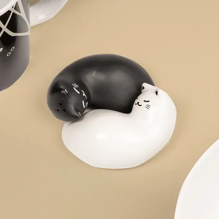 Salero y pimentero con forma de gatos ying y yang
