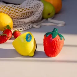 Salero y pimentero con forma de fresa y limón