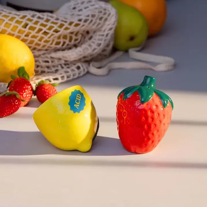 Salero y pimentero con forma de fresa y limón