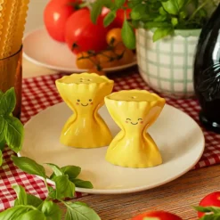 Salero y pimentero con forma de pasta