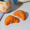 Salero y pimentero con forma de croissant