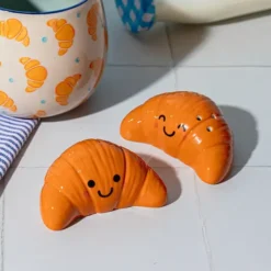 Salero y pimentero con forma de croissant