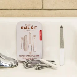 Set de manicura para viajes en estuche metálico