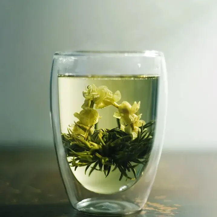 Set de regalo con 12 flores de té en caja de madera