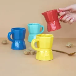 Set de tazas de café con forma de cafetera