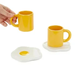 Set de 2 tazas de café con platito en forma de huevo frito
