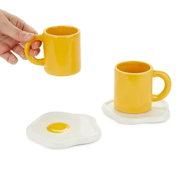 Set de 2 tazas de café con platito en forma de huevo frito