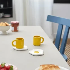 Set de 2 tazas de café con platito en forma de huevo frito