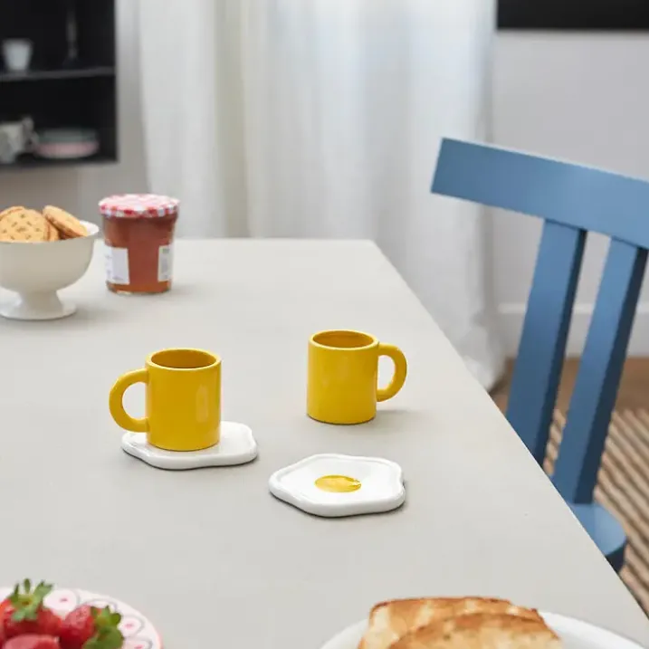 Set de 2 tazas de café con platito en forma de huevo frito