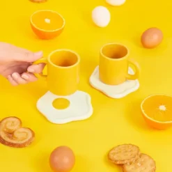Set de 2 tazas de café con platito en forma de huevo frito