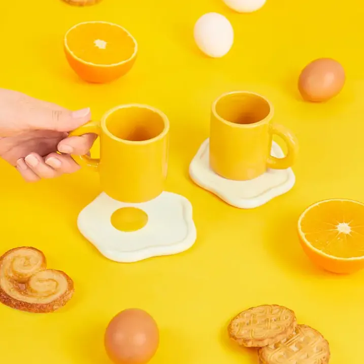 Set de 2 tazas de café con platito en forma de huevo frito
