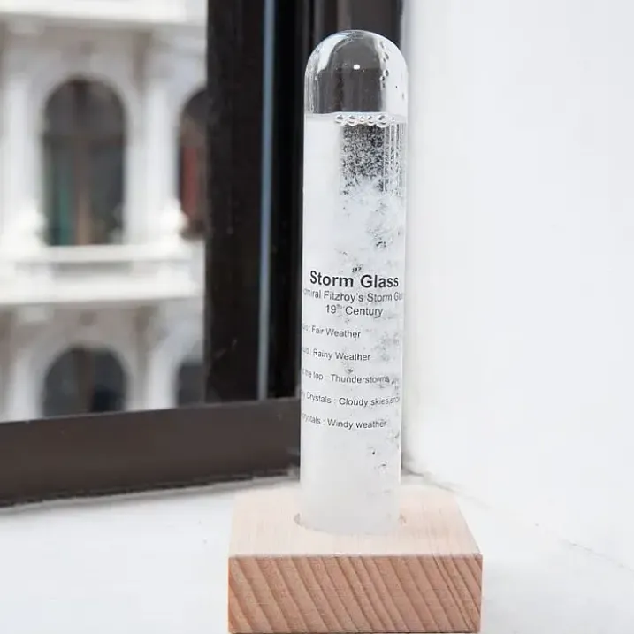 Storm Glass, el predictor del tiempo de cristal en forma de tubo