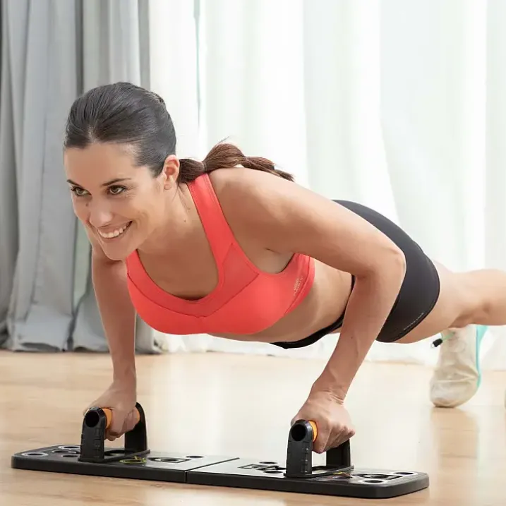 Tabla de flexiones push-up con bandas de resistencia