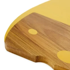 Tabla de queso con forma de queso Gruyère
