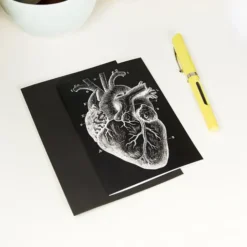 Tarjeta de felicitación con un corazón anatómico
