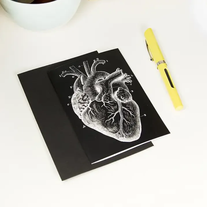 Tarjeta de felicitación con un corazón anatómico