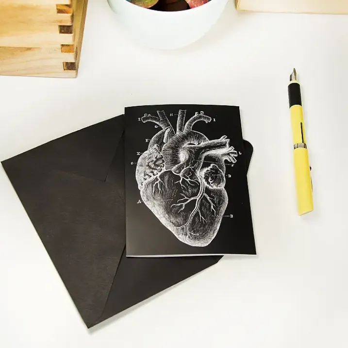 Tarjeta de felicitación con un corazón anatómico