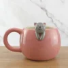 Taza con gatito asomando