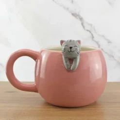 Taza con gatito asomando