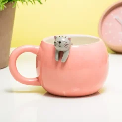 Taza con gatito asomando