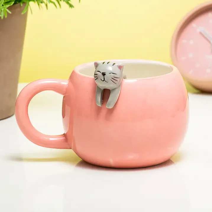 Taza con gatito asomando
