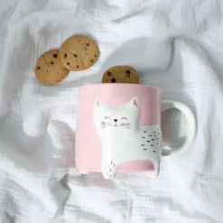 Taza con gato en relieve
