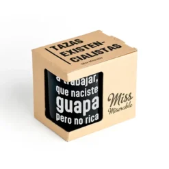 Taza con mensaje A trabajar que naciste guapa pero no rica