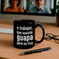 Taza con mensaje A trabajar que naciste guapa pero no rica