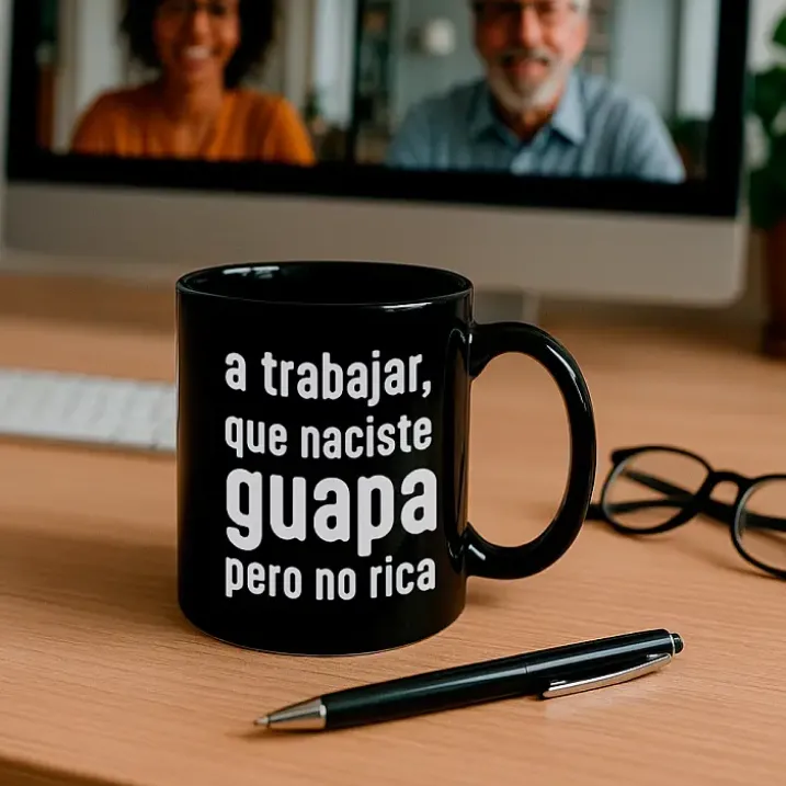 Taza con mensaje A trabajar que naciste guapa pero no rica