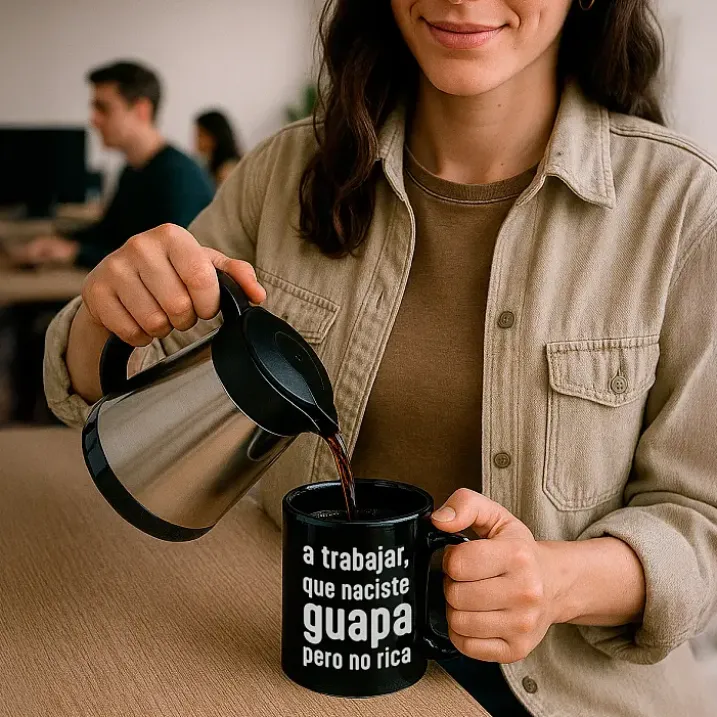 Taza con mensaje A trabajar que naciste guapa pero no rica