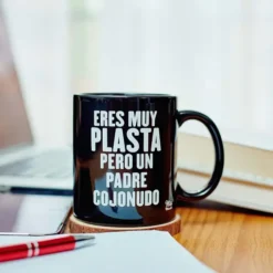 Taza con mensaje Eres muy plasta, pero un padre cojonudo